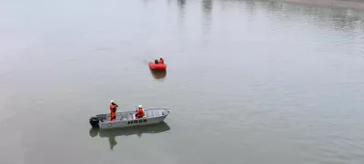 V Savi je izginila triletna deklica, ki jo je v naročju v vodo odnesla mama. 