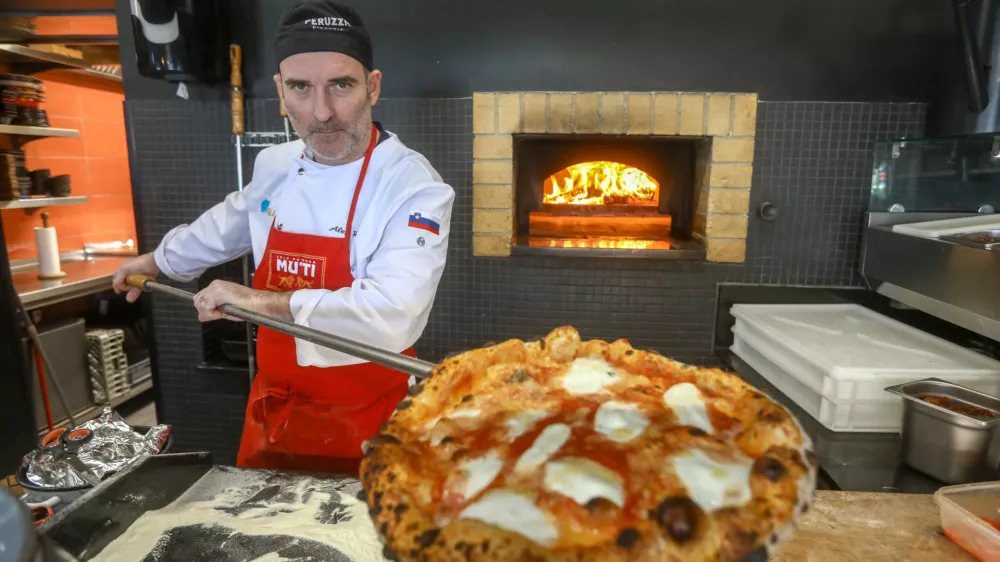 Aleš Rekar, picopek in predsednik Združenja slovenskih picopekov.- 27.01.2023 - Pizzeria Peruzza, picerija, Peruzzijeva ulica 63 v Ljubljani//FOTO: Luka Cjuha