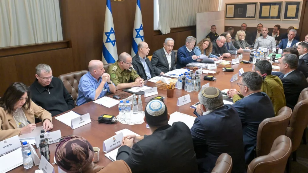 HANDOUT - 17 January 2025, Israel, Jerusalem: Israeli Prime Minister Benjamin Netanyahu chairs a Security Cabinet meeting on the ceasefire agreement with Hamas. Photo: Koby Gideon/GPO/dpa - ATTENTION: editorial use only and only if the credit mentioned above is referenced in full