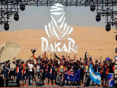 Rallying - Dakar Rally - Stage 12 - Shubaytah to Shubaytah - Saudi Arabia - January 17, 2025 Red Bull KTM Factory Racing's Daniel Sanders celebrates after winning in the bike category with Red Bull KTM Factory Racing's Luciano Benavides and BAS World KTM Racing Team's Edgar Canet REUTERS/Hamad I Mohammed   TPX IMAGES OF THE DAY