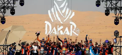 Rallying - Dakar Rally - Stage 12 - Shubaytah to Shubaytah - Saudi Arabia - January 17, 2025 Red Bull KTM Factory Racing's Daniel Sanders celebrates after winning in the bike category with Red Bull KTM Factory Racing's Luciano Benavides and BAS World KTM Racing Team's Edgar Canet REUTERS/Hamad I Mohammed   TPX IMAGES OF THE DAY