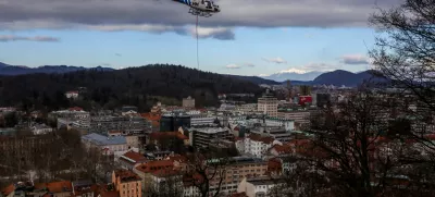 - Helikopter z privezanim drevesom in potniško letalo,- drevo v zraku, leteče drevo,- 13.01.2024. - Sečnja in spravilo oslabljenega lesa na Grajskem hribu v Ljubljani tudi s helikopterjem prvič v Sloveniji.//FOTO: Bojan Velikonja