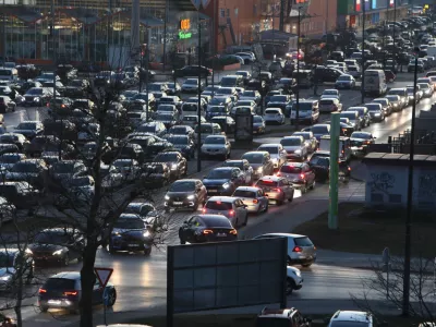 18.01.2025. kolona vozil v trgovskem centru Rudnik pri trgovini Eleclercu. Foto: Bojan Velikonja