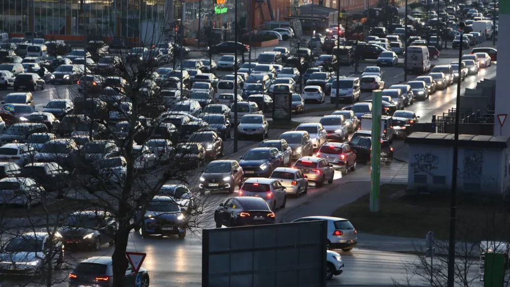 18.01.2025. kolona vozil v trgovskem centru Rudnik pri trgovini Eleclercu. Foto: Bojan Velikonja