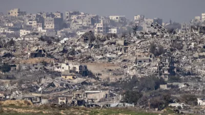 19 January 2025, Israel, Sderot: People seen walking around rubble in Northern Gaza border on the supposed day of the newly brokered ceasefire between Israel and Hamas in the Gaza Strip. The beginning of the ceasefire was set for 0630 GMT has been delayed over Hamas failing to provide the names of hostages to be released, Israeli military spokesman Daniel Hagari says. Photo: Ilia Yefimovich/dpa