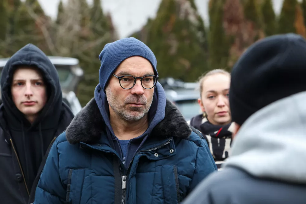 - 19.01.2025. Župan MOL Zoran Jankovič si je ogledal gradbena dela na Cesti v Zeleni Log v Ljubljani in se srečal z lokalnimi prebivalci, ki so zaskrbljeni nad potekom del.//FOTO: Bojan Velikonja