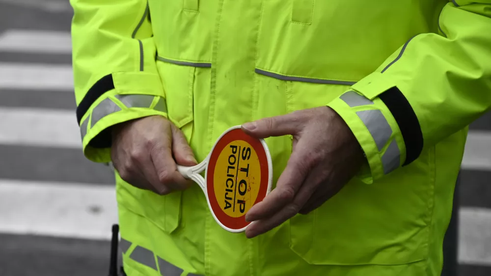 - preizkus alkoholiziranosti - alkotest, alkohol v prometu, policija - 06.12.2022 - policisti Postaje prometne policije Ljubljana vršili postopke preizkusov alkoholiziranosti voznikov v prometu na Kotnikovi ulici pred poslopjem Agencije za varnost prometa - //FOTO: Nik Erik Neubauer