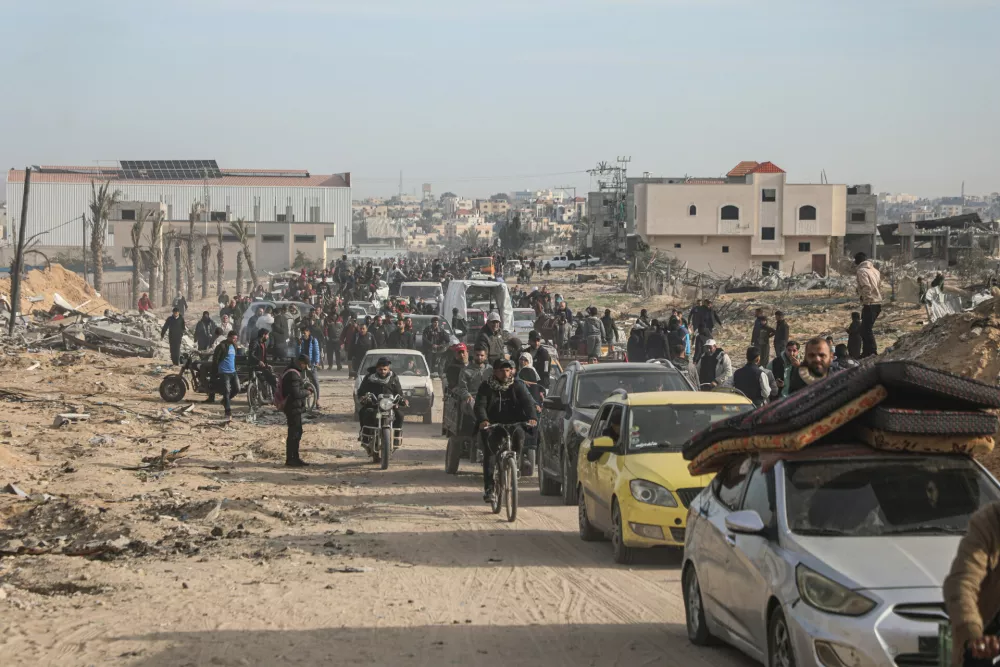 19 January 2025, Palestinian Territories, Rafah: Displaced Palestinians travel in vehicles past rubble, as they attempt to return to their homes, in Rafah, in the southern Gaza Strip. A newly brokered ceasefire between Israel and Hamas in the Gaza Strip took effect on 19 January. Photo: Omar Ashtawy/APA Images via ZUMA Press Wire/dpa