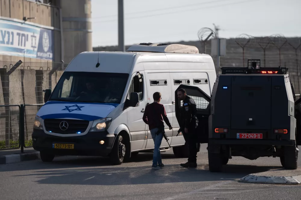 19 January 2025, Israel, Giv'at Ze'ev: Guards pictured as prisoner transportation buses arrive in front of the Ofer Israeli military prison to release 90 Palestinian prisoners as part of the Israeli-Hamas ceasefire deal. Photo: Ilia Yefimovich/dpa