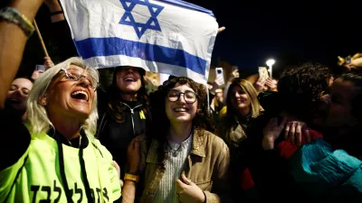 People react as they watch news coverage of the release of Romi Gonen, Doron Steinbrecher and Emily Damari, three female hostages who have been held in Gaza since the deadly October 7 2023 attack, as part of a ceasefire deal in Gaza between Hamas and Israel, in Tel Aviv, January 19, 2025. REUTERS/Shir Torem  TPX IMAGES OF THE DAY