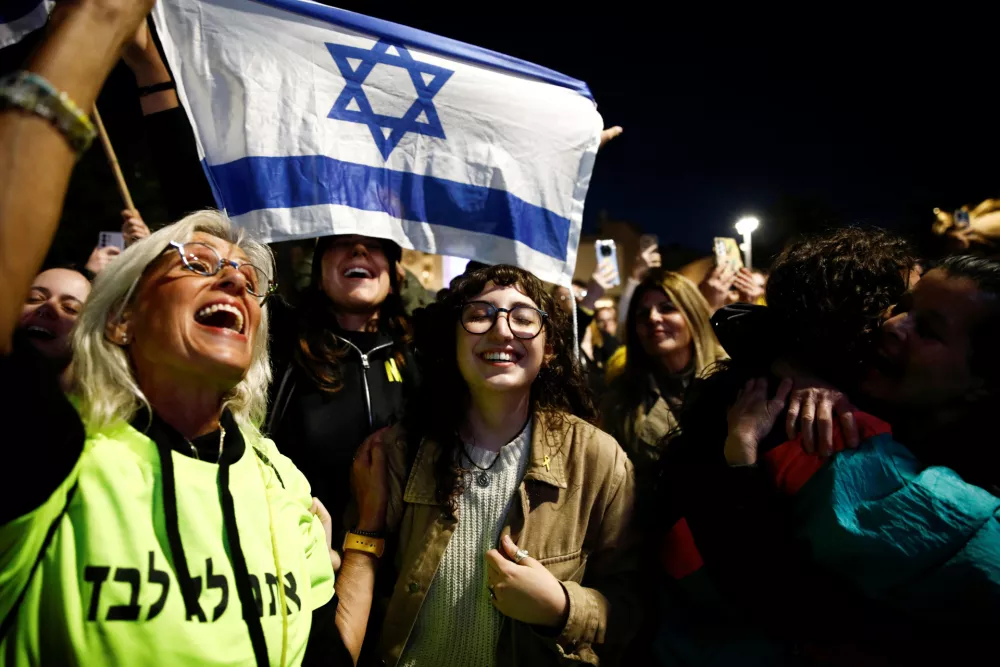 People react as they watch news coverage of the release of Romi Gonen, Doron Steinbrecher and Emily Damari, three female hostages who have been held in Gaza since the deadly October 7 2023 attack, as part of a ceasefire deal in Gaza between Hamas and Israel, in Tel Aviv, January 19, 2025. REUTERS/Shir Torem  TPX IMAGES OF THE DAY