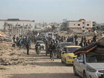 19 January 2025, Palestinian Territories, Rafah: Displaced Palestinians travel in vehicles past rubble, as they attempt to return to their homes, in Rafah, in the southern Gaza Strip. A newly brokered ceasefire between Israel and Hamas in the Gaza Strip took effect on 19 January. Photo: Omar Ashtawy/APA Images via ZUMA Press Wire/dpa