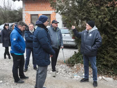 - 19.01.2025. Župan MOL Zoran Jankovič si je ogledal gradbena dela na Cesti v Zeleni Log v Ljubljani in se srečal z lokalnimi prebivalci, ki so zaskrbljeni nad potekom del.//FOTO: Bojan Velikonja