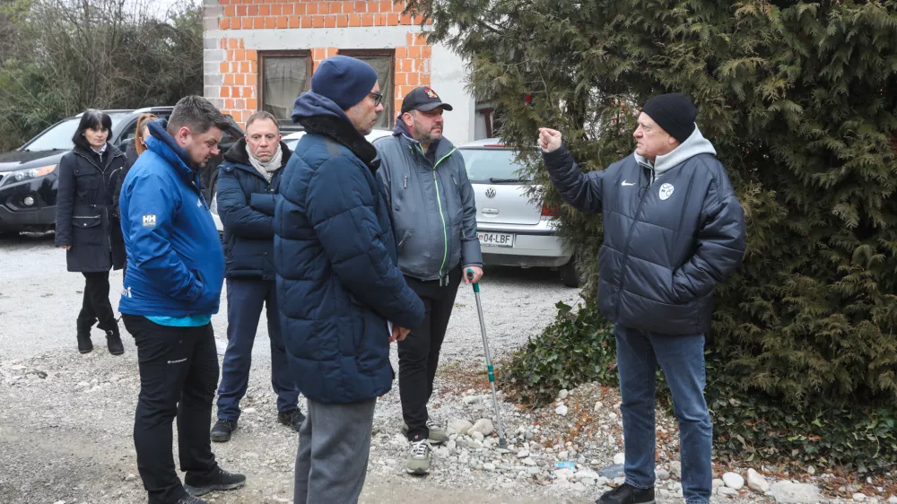 - 19.01.2025. Župan MOL Zoran Jankovič si je ogledal gradbena dela na Cesti v Zeleni Log v Ljubljani in se srečal z lokalnimi prebivalci, ki so zaskrbljeni nad potekom del.//FOTO: Bojan Velikonja