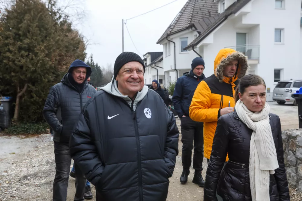 - 19.01.2025. Župan MOL Zoran Jankovič si je ogledal gradbena dela na Cesti v Zeleni Log v Ljubljani in se srečal z lokalnimi prebivalci, ki so zaskrbljeni nad potekom del.//FOTO: Bojan Velikonja