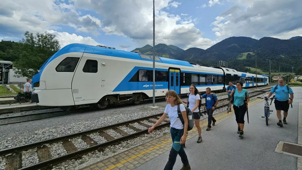 Z javnim potniškim prometom do dolin in peš do višin. F Manca Ogrin