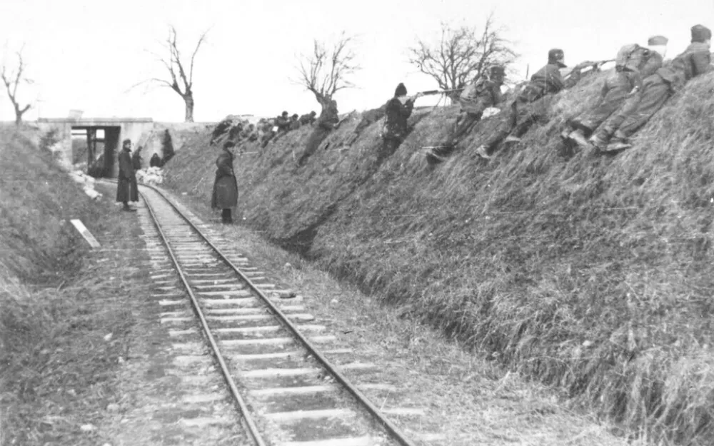 Sremska fronta je bila borišče druge svetovne vojne v Sremu na Hrvaškem od jeseni 1944 do leta 1945. Po osvoboditvi Beograda se je Narodnoosvobodilna vojska Jugoslavije še vedno borila proti silam osi in ob velikih izgubah prebila fronto. / Foto: Arhiv