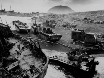 Ostanki po izkrcanju na Iwo Jimi marca 1945. Američani so naleteli na srdit japonski upor, ki je pokazal, da bodo tudi končne bitke krvave in brezkompromisne. / Foto: Ameriški Nacionalni Arhiv