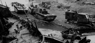 Ostanki po izkrcanju na Iwo Jimi marca 1945. Američani so naleteli na srdit japonski upor, ki je pokazal, da bodo tudi končne bitke krvave in brezkompromisne. / Foto: Ameriški Nacionalni Arhiv