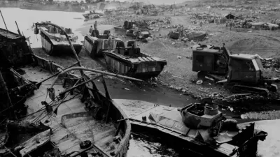 Ostanki po izkrcanju na Iwo Jimi marca 1945. Američani so naleteli na srdit japonski upor, ki je pokazal, da bodo tudi končne bitke krvave in brezkompromisne. / Foto: Ameriški Nacionalni Arhiv