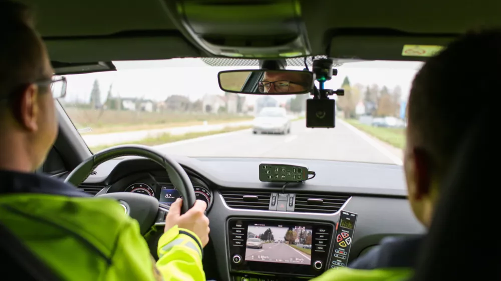 ﻿- 09.11.2018 – POLICIJA - Specializirana enota za nadzor prometa (SENP) - Sektor prometne policije, Vodnikova 43 v Ljubljani – radarski sistem PROVIDA, video sistem za zagotavljanje varnosti v cestnem prometu. – merjenje hitrosti – lov za prehitrimi vozniki -  //FOTO: Bojan Velikonja