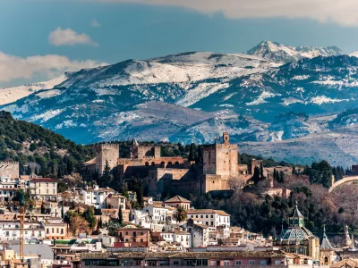 Alhambra v Španiji je priljubljena tudi pozimi. / Foto: Istock