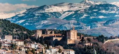 Alhambra v Španiji je priljubljena tudi pozimi. / Foto: Istock