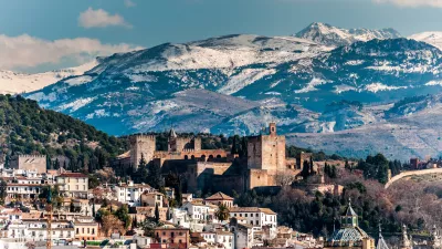 Alhambra v Španiji je priljubljena tudi pozimi. / Foto: Istock