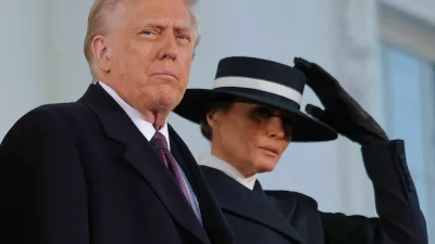 Zakonca Donald in Melania Trump na tradicionalnem sprejemu v Beli hiši pri zakoncih Biden. 