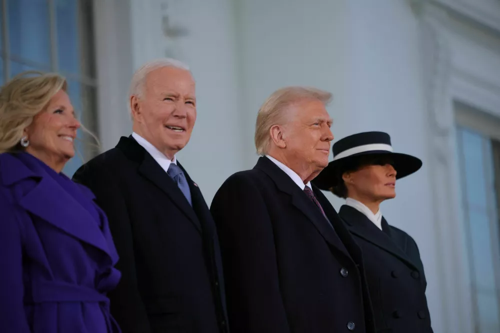 Zakonca Biden sta v Beli hiši dve uri pred inavguracijo in predajo predsedniškega stolčka sprejela zakonca Trump. 