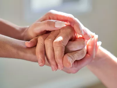 2G3AJD7 Elderly woman holding hands as a symbol of support and assistance in the hospice with euthanasia Foto: Rreuters/Alamy