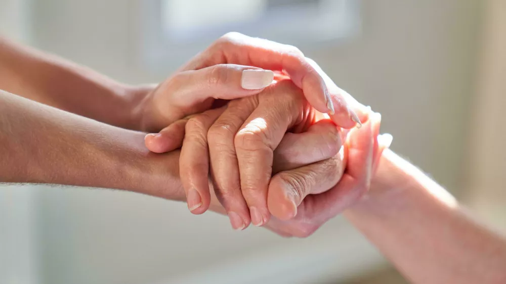 2G3AJD7 Elderly woman holding hands as a symbol of support and assistance in the hospice with euthanasia Foto: Rreuters/Alamy