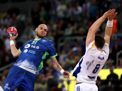 Borut Mačkovšek (z žogo) in soigralci so v Zagrebu doživeli zelo boleč poraz proti Islandiji. Foto: Reuters