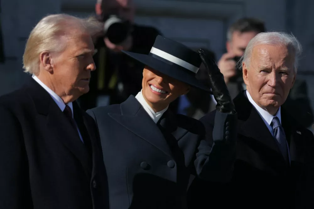 U.S. President Donald Trump stands with U.S. first lady Melania Trump, Former U.S. President Joe Biden and Former U.S. first lady Jill Biden (not pictured) on the inauguration day of Donald Trump's second presidential term, outside the U.S. Capitol building in Washington, U.S. January 20, 2025. REUTERS/Carlos Barria