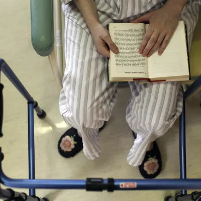 Novost v aktualnih osnutkih je daljše obdobje pristojnosti osebnega zdravnika. Ideje o zamejevanju trajanja bolniških odsotnosti so se po drugi strani pojavljale tudi v preteklih mandatih, a so si oblasti doslej vedno znova premislile. Foto: Jaka Gasar 