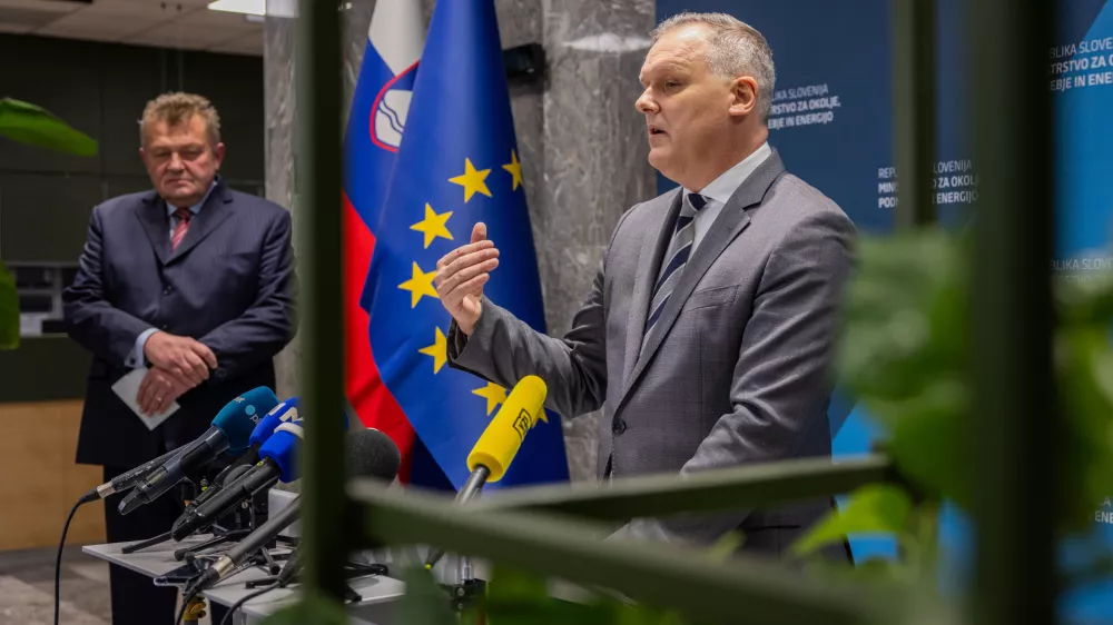 Ljubljana, ministrstvo.Novinarska konferenca o pozivu vlade vodstvu Agencije za energijo k spremembi metodologije obracunavanja omreznine.Minister za okolje, podnebje in energijo Bojan Kumer.