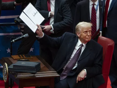 20 January 2025, US, Washington Dc: US President Donald Trump shows off an executive order he signed at an indoor Presidential Inauguration parade event at the Capital One Arena. Photo: K.C. Alfred/San Diego U-T/ZUMA Press Wire/dpa