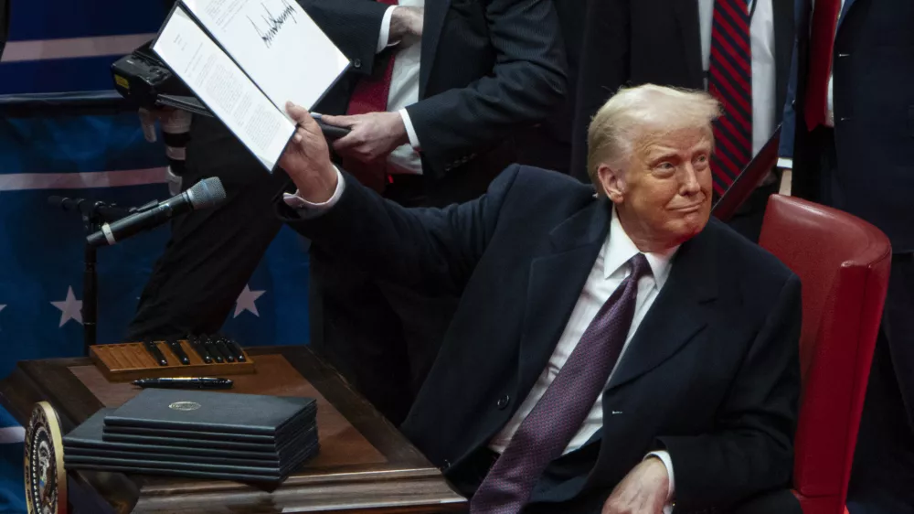 20 January 2025, US, Washington Dc: US President Donald Trump shows off an executive order he signed at an indoor Presidential Inauguration parade event at the Capital One Arena. Photo: K.C. Alfred/San Diego U-T/ZUMA Press Wire/dpa