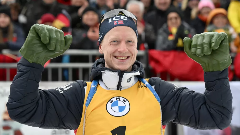 15 January 2023, Bavaria, Ruhpolding: Norway's Johannes Thingnes Boe celebrates with Hulk hands after winning the men's mass start 15 kilometres competition at the IBU Biathlon World Cup in Ruhpolding. Photo: Sven Hoppe/dpa