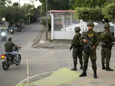 Soldiers patrol Tibu, Colombia, Monday, Jan. 20, 2025, following a spate of guerrilla attacks that have killed dozens of people and forced thousands to flee their homes in the Catatumbo region. (AP Photo/Fernando Vergara)