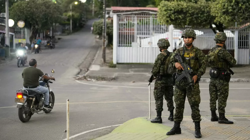 Soldiers patrol Tibu, Colombia, Monday, Jan. 20, 2025, following a spate of guerrilla attacks that have killed dozens of people and forced thousands to flee their homes in the Catatumbo region. (AP Photo/Fernando Vergara)