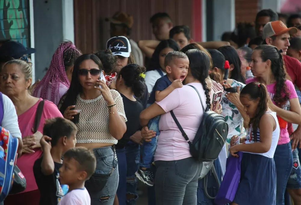 Colombians displaced by attacks of rebels of the National Liberation Army (ELN), stand in line to be registered outside the General Santander Stadium, in Cucuta, Colombia January 20, 2025. REUTERS/Carlos Eduardo Ramirez