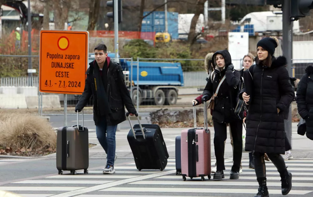 turisti- 04.01.2024 - popolna zapora Dunajske ceste v sklopu gradnje novega Potniškega centra Ljubljana - delavci začeli podirati južni del nadvoza nad Dunajsko cesto//FOTO: Tomaž Skale