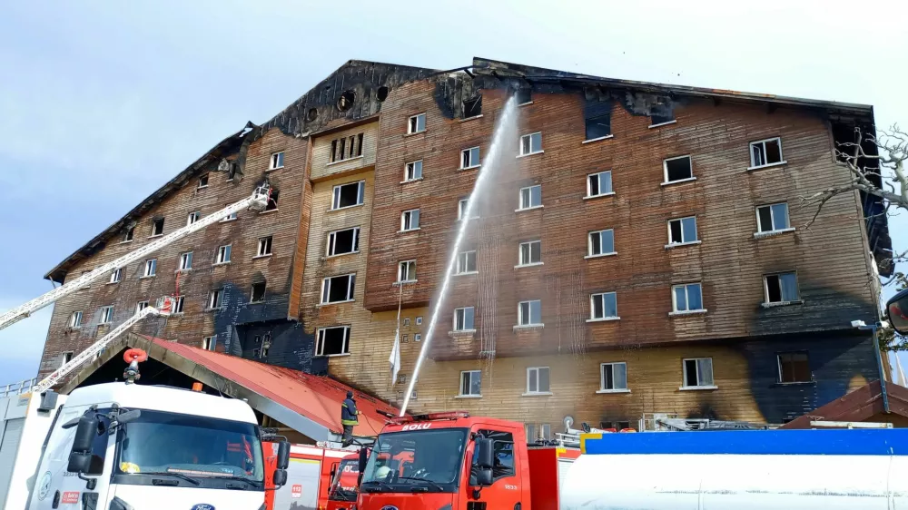 Firefighters work to extinguish a fire at a hotel in the ski resort of Kartalkaya in Bolu province, Turkey, January 21, 2025. REUTERS/Mert Ozkan