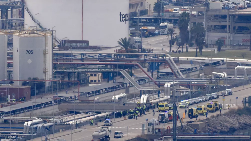 Police officers and emergency services workers respond after a blast during maintenance work at the so-called "Energy Wharf", where chemicals, natural gas and refined petroleum products are loaded, in the port of Barcelona, Spain January 21, 2025. REUTERS/Nacho Doce