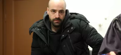 Leon Vindišar naj bi bil v skupini protestnikov, ki je z različnimi trdimi predmeti zadela sedem policistov. Foto: Tomaž Skale