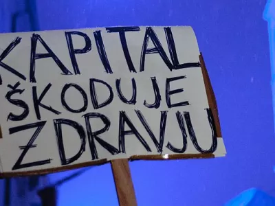 ﻿- ilustrativna fotografijakapital, zdravje, kapitalizem, transparent, varčevalni ukrepi, zategovanje pasu, finančna kriza- Ljubljana 2012 - protest proti politični in županski eliti v Sloveniji 2012 - GOTOVI SO! - shod na Kongresnem trgu - pohod po ljubljani//FOTO: Tomaž Zajelšnik 