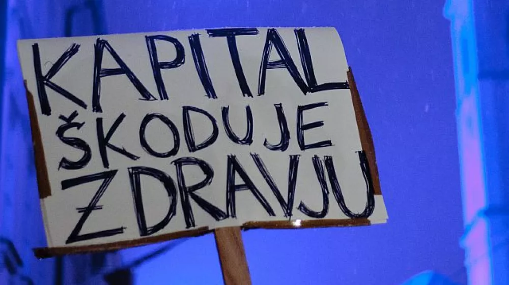 ﻿- ilustrativna fotografijakapital, zdravje, kapitalizem, transparent, varčevalni ukrepi, zategovanje pasu, finančna kriza- Ljubljana 2012 - protest proti politični in županski eliti v Sloveniji 2012 - GOTOVI SO! - shod na Kongresnem trgu - pohod po ljubljani//FOTO: Tomaž Zajelšnik 