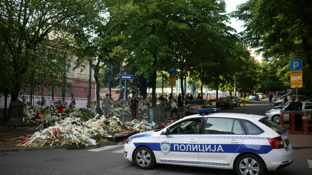 V začetku maja je na osnovni šoli v Beogradu trinajstletnih ubil osem sošolcev in varnostnika. 