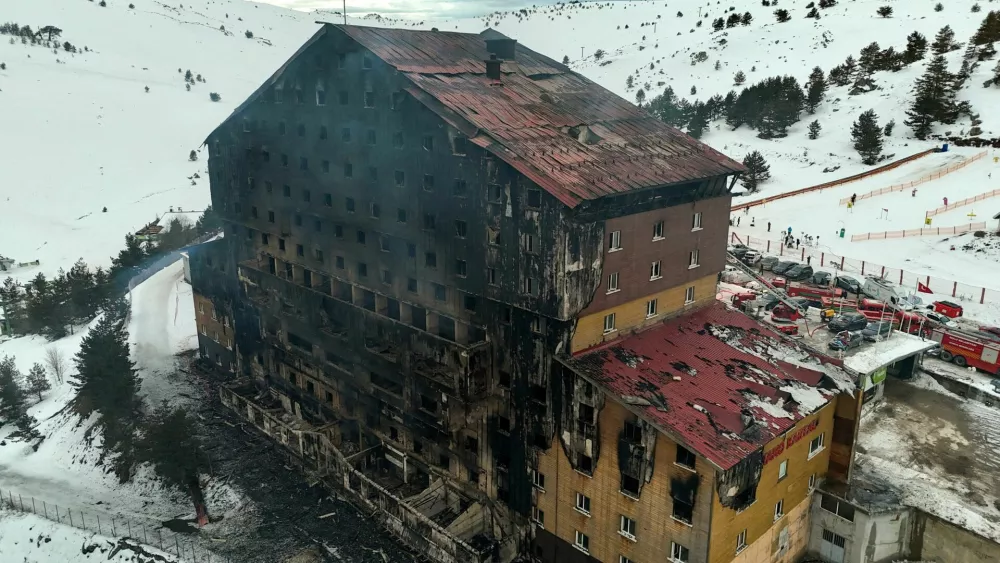 A drone view shows the aftermath of a fire at a hotel in the ski resort of Kartalkaya in Bolu, Turkey, January 21, 2025. REUTERS/Murad Sezer   TPX IMAGES OF THE DAY